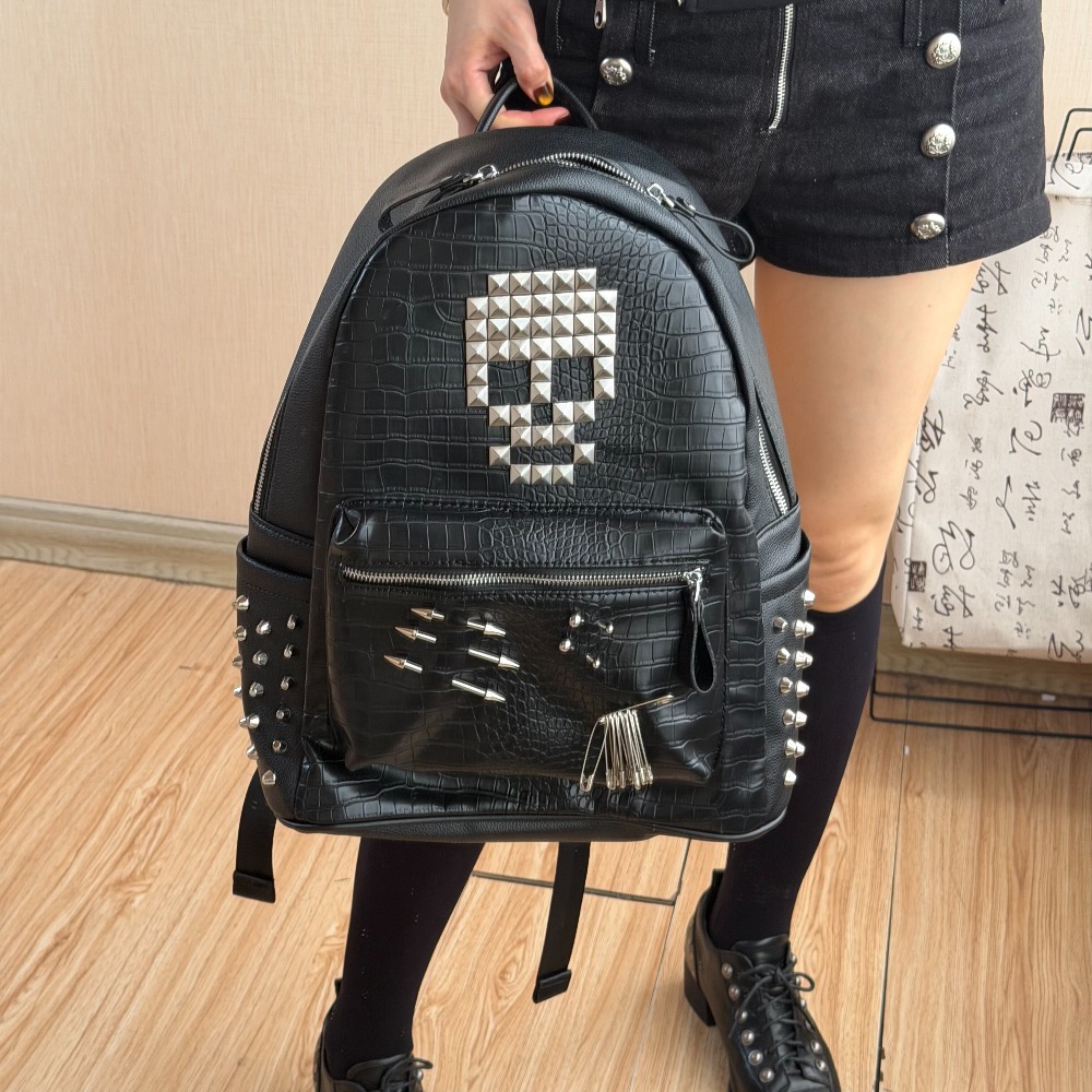 Street Fashion Types - オリジナルブラッククロコダイルパターンスカルリベットバックパックピン装飾ストリートファッションコンピュータスクールバッグ男性と女性用