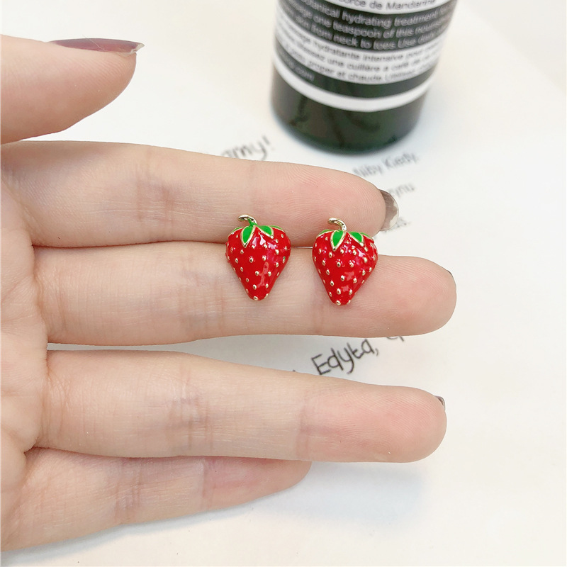 Street Fashion Earrings - アクリルイチゴイヤリングファッションニューストリートシューティングネットレッドワイルド小さなかわいい赤いイチゴフルーツイヤリング女性卸売