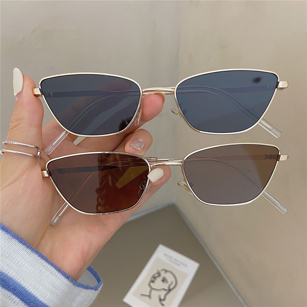Street Fashion Glasses - ファッショナブルな菱形メタルサングラス（女性用）、ストリートフォトグラフィーに最適、UVカットサングラス