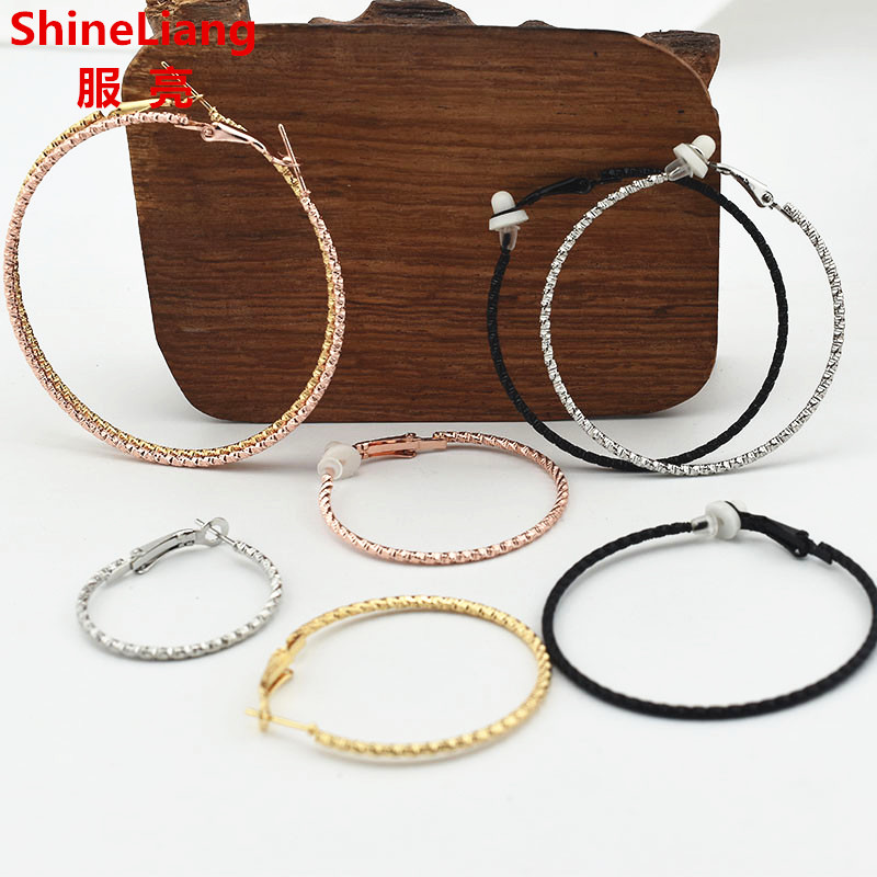 Street Fashion Earrings - 女性用クリップオンイヤリング 薄い円 エンボスパターン 光沢のある質感 耳穴なしで着用可能 アレルギーなし
