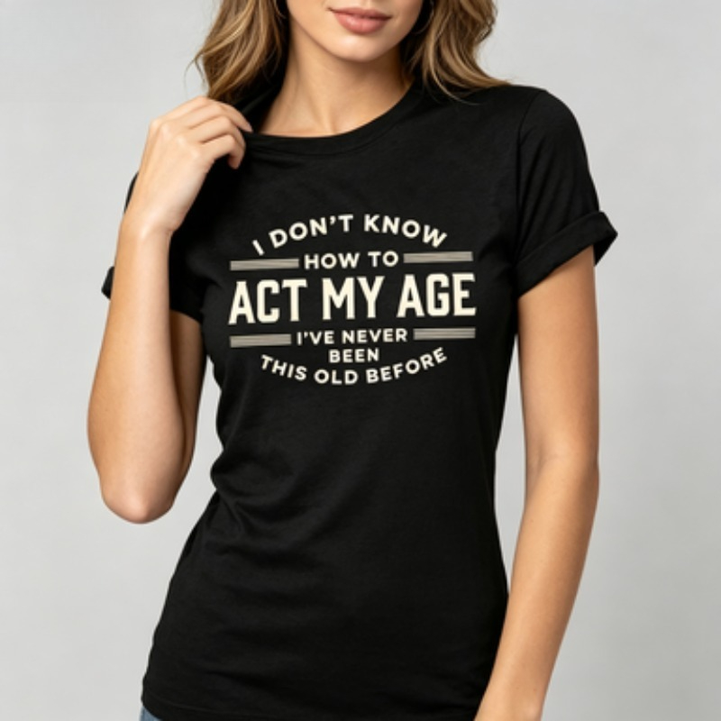 Street Style Fashion Quotes - カジュアルな普段着Tシャツ 面白い引用句「自分の年齢にふさわしい振る舞いができない」 グラフィックプリント クルーネック 半袖 ストリートスタイル
