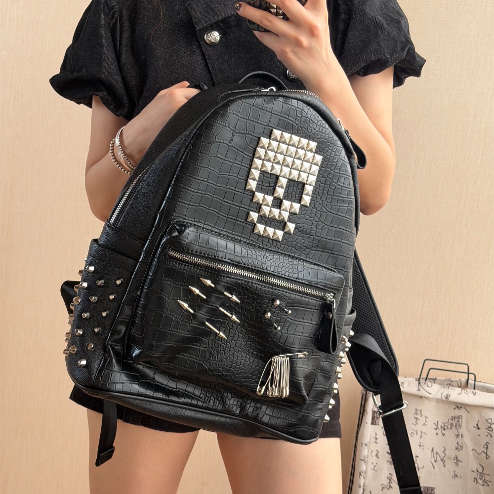 オリジナルブラッククロコダイルパターンスカルリベットバックパ - Street Fashion Types のレビューと価格