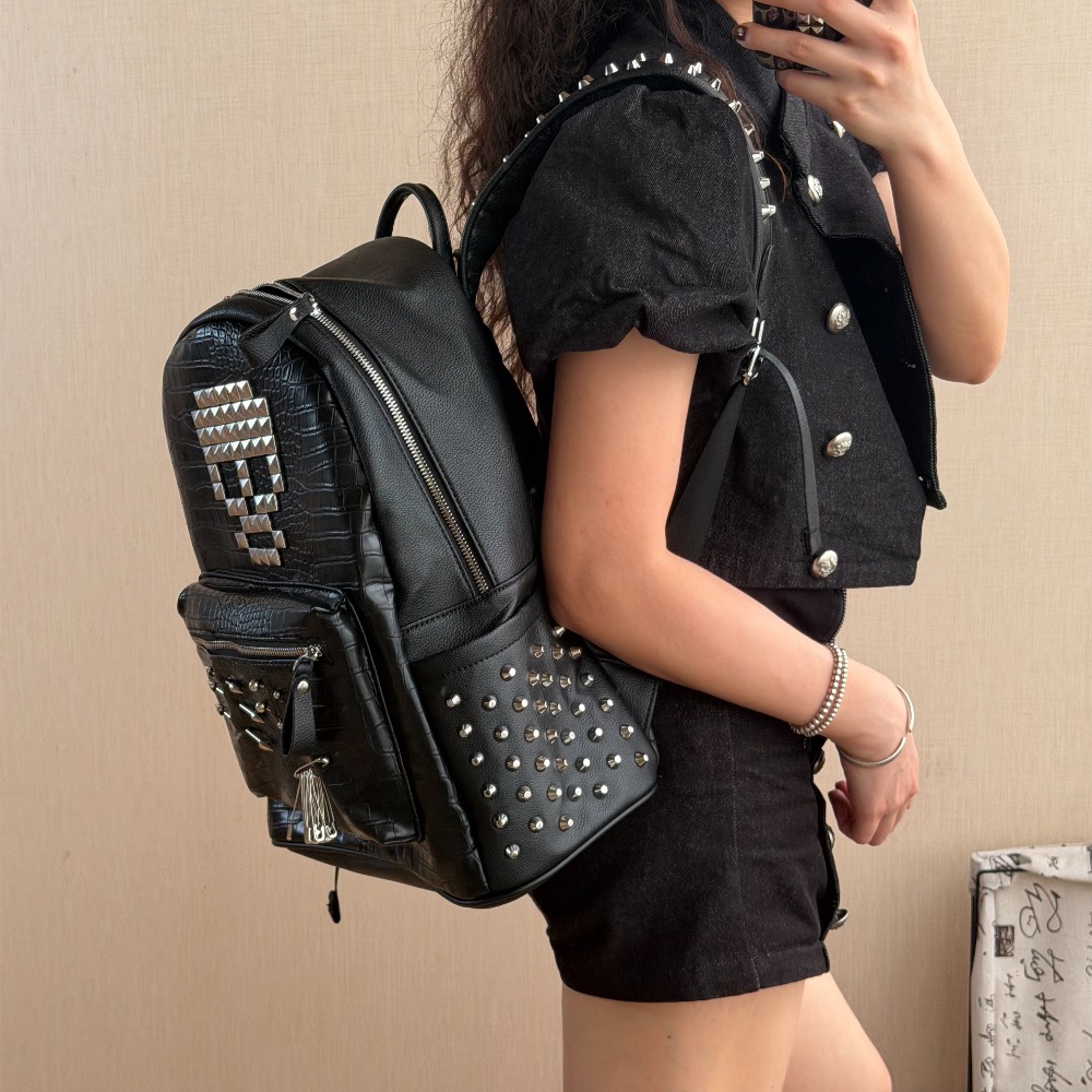オリジナルブラッククロコダイルパターンスカルリベットバックパ - Street Fashion Types のレビューと価格