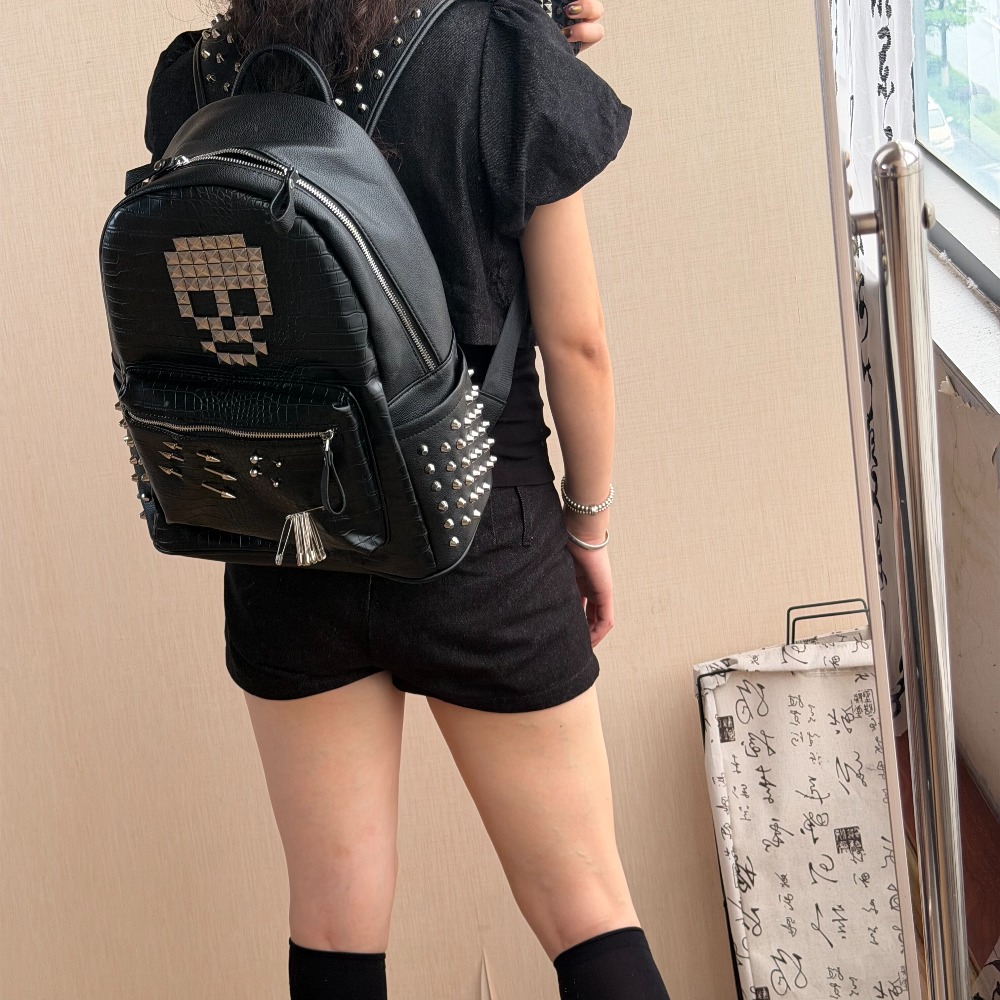 オリジナルブラッククロコダイルパターンスカルリベットバックパ - Street Fashion Types のレビューと価格