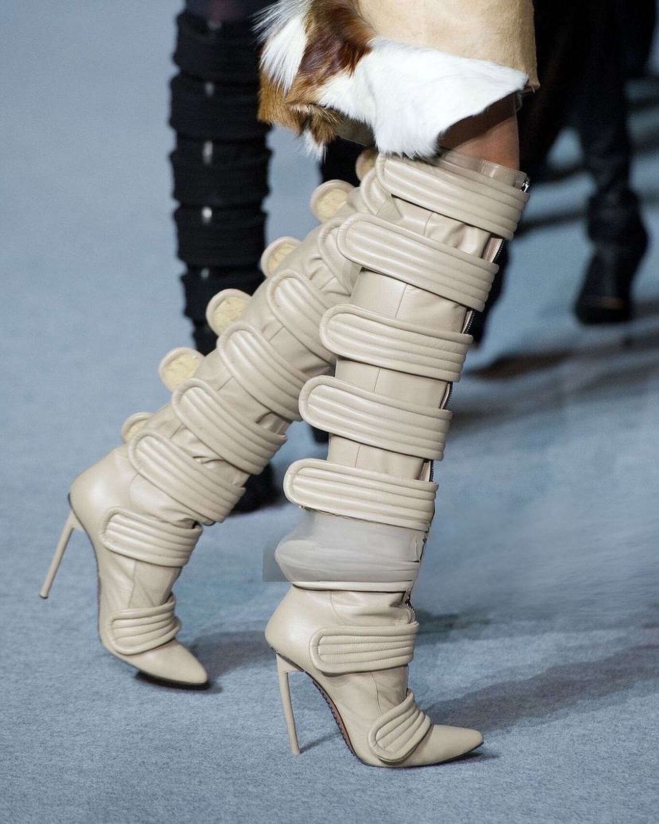 2026 ポインテッドトゥニーハイブーツソリッドフロントジッ - Street Fashion Rome 2026 のレビューと価格