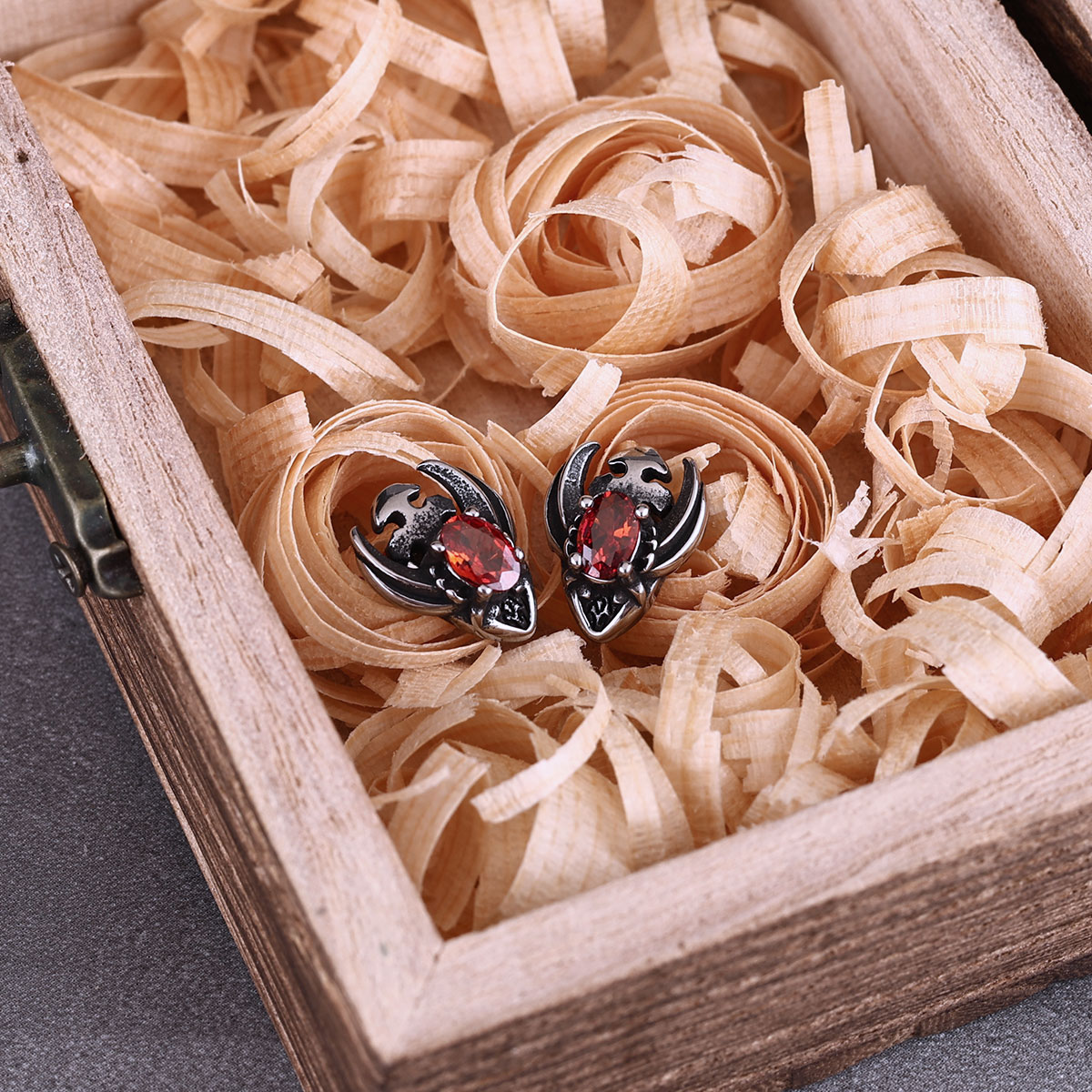 男性と女性のためのパーソナライズされたてんとう虫のイヤリング - Street Fashion Earrings のレビューと価格