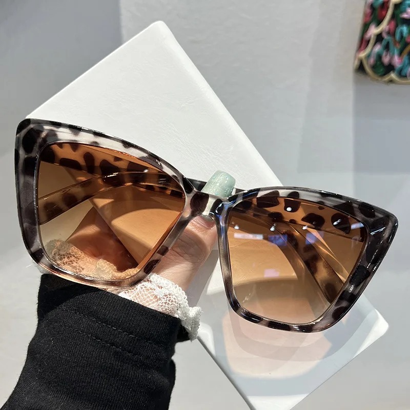 トレンディなキャットアイサングラス女性用レトロスクエアサング - Street Fashion Glasses のレビューと価格