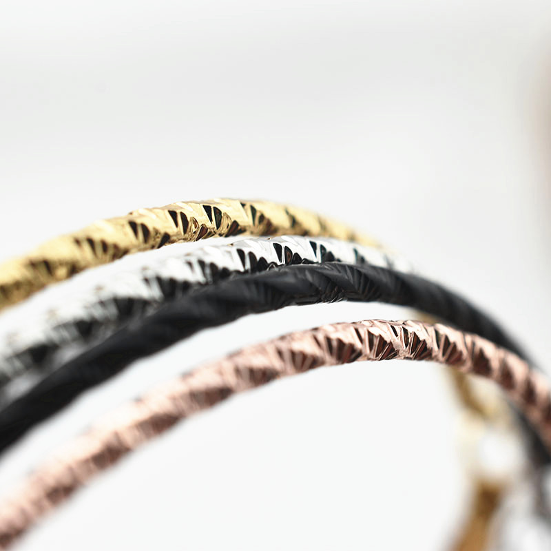 女性用クリップオンイヤリング 薄い円 エンボスパターン 光沢 - Street Fashion Earrings のレビューと価格